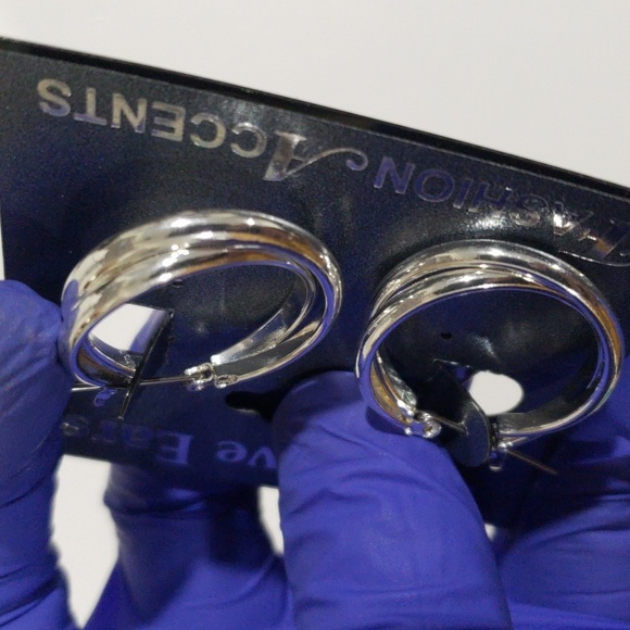 Elegant Silver-tone Double Interlocking Hoop Earrings - Women's Fashion Jewelry - Picture 7 of 7